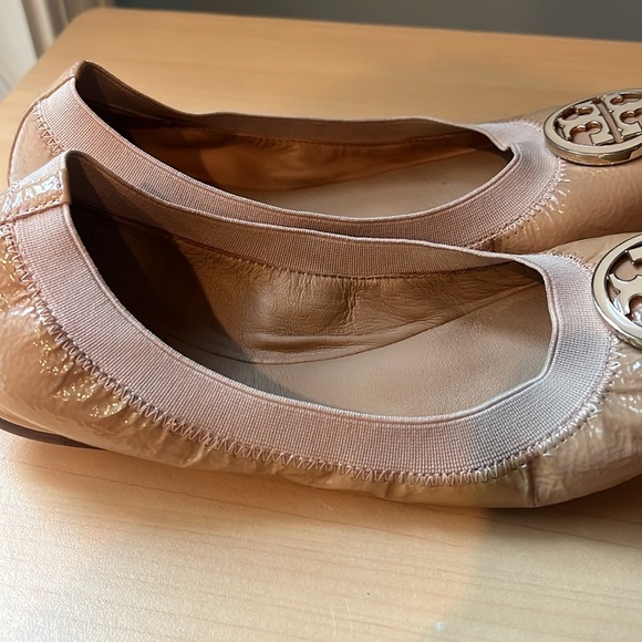 TORY BURCH Tan Patent Leather Ballet Flats Size 6 - Picture 5 of 13